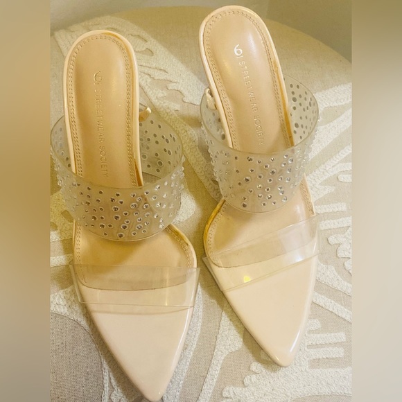 Woman Heels - Picture 3 of 4